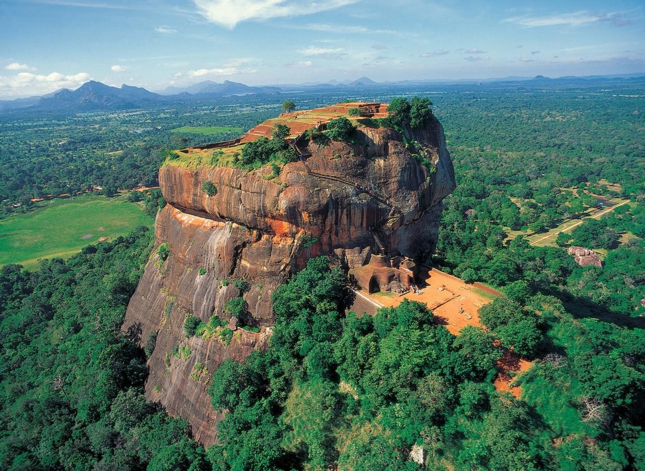 Развалины крепости на Львиной скале на Шри-Ланке